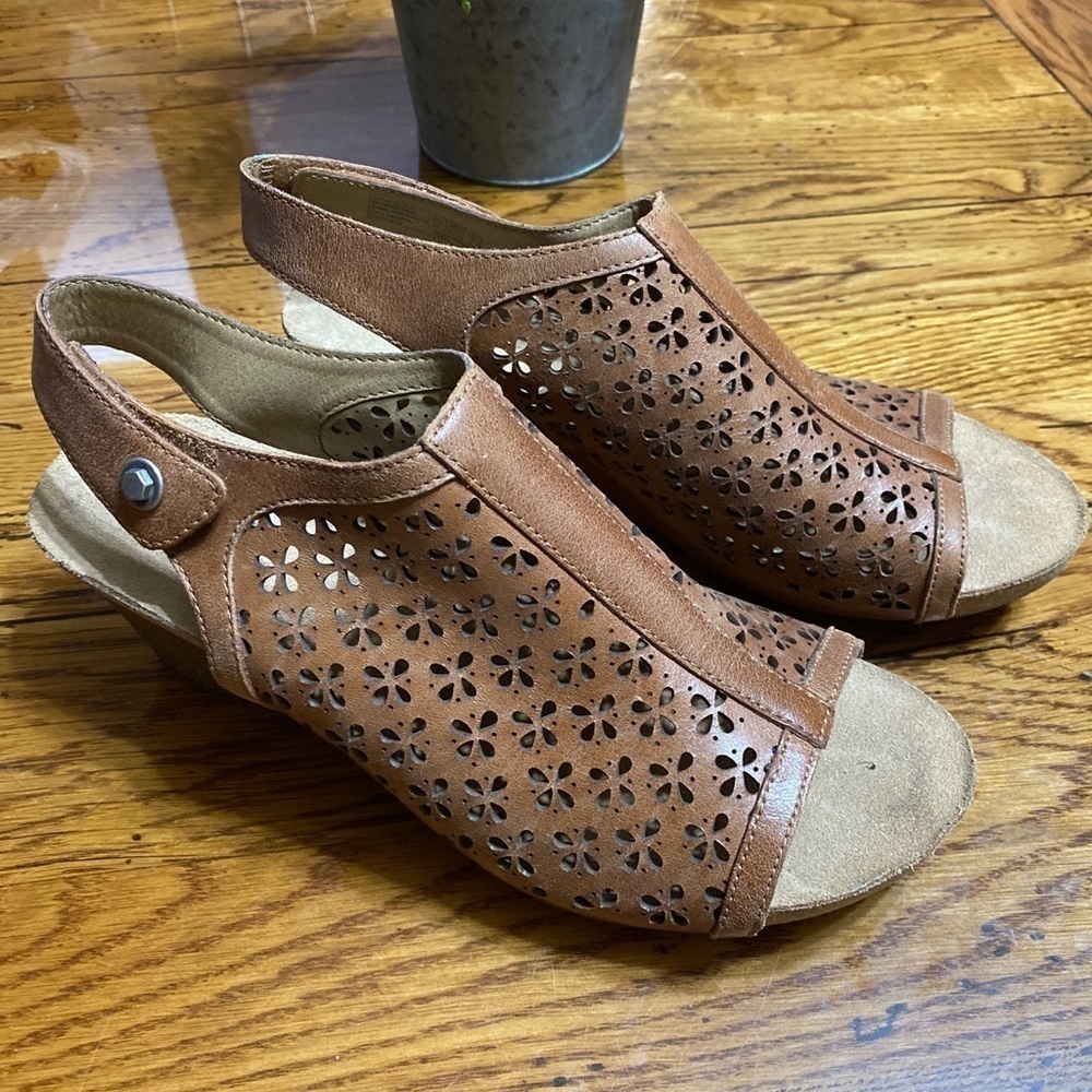 𝅺JOSEF SEIBEL, Ruth 40/9.5 Mid Heel Sandal Tan.